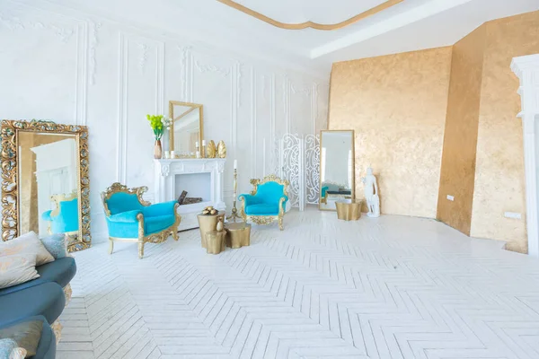 Interior Luminoso Lujo Sala Estar Con Pared Oro Muebles Caros —  Fotos de Stock