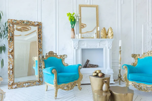 Luxe Lichte Interieur Van Woonkamer Met Gouden Muur Chique Dure — Stockfoto