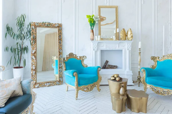 Interior Luminoso Lujo Sala Estar Con Pared Oro Muebles Caros — Foto de Stock
