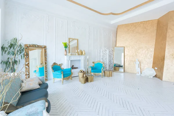 Luxusní Světlý Interiér Obývacího Pokoje Zlatou Stěnou Elegantním Drahým Nábytkem — Stock fotografie