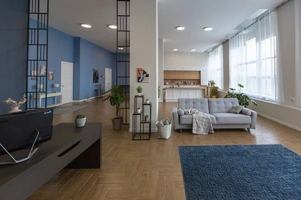 ミニマルなモダンなインテリアデザイン中央に列と白 青と濃い青の色で北欧スタイルのオープンプランと巨大な明るいアパート キッチンエリアオフィスラウンジ — ストック写真