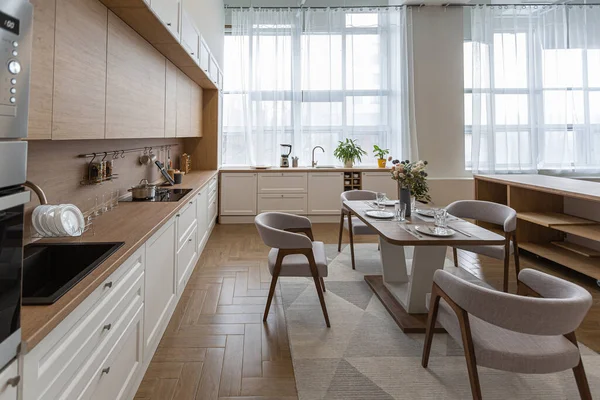 简约的现代室内设计巨大明亮的公寓 采用斯堪的纳维亚风格的开放式计划 中心为白色 蓝色和深蓝色 包括厨房 办公室及休息厅 — 图库照片