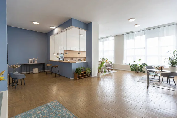 미니멀리즘적 현대의 인테리어는 아파트를 설계하고 중앙에 파란색 어두운 청색의 스타일로 — 스톡 사진