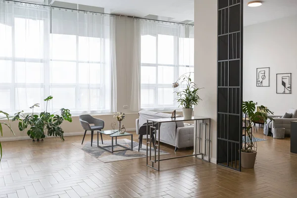 简约的现代室内设计巨大明亮的公寓 采用斯堪的纳维亚风格的开放式计划 中心为白色 蓝色和深蓝色 包括厨房 办公室及休息厅 — 图库照片