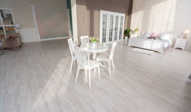 Açık renkli, lüks ve pahalı bir apartman dairesi. Minimum tasarım, yemek alanı ve misafir odası olan modern yatak odası..