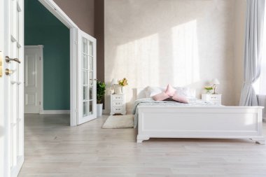 Lüks, zengin, açık renkli, pahalı bir apartman dairesinde minimalist bir tasarımı olan modern yatak odası..