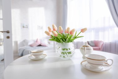 Açık renkli, lüks ve pahalı bir apartman dairesi. Minimum tasarım, yemek alanı ve misafir odası olan modern yatak odası..