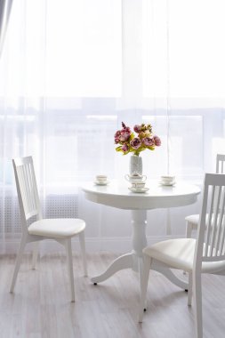 Açık renkli, lüks ve pahalı bir apartman dairesi. Minimum tasarım, yemek alanı ve misafir odası olan modern yatak odası..