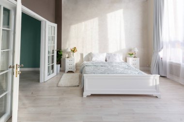 Lüks, zengin, açık renkli, pahalı bir apartman dairesinde minimalist bir tasarımı olan modern yatak odası..