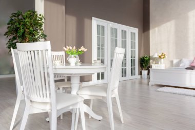 Açık renkli, lüks ve pahalı bir apartman dairesi. Minimum tasarım, yemek alanı ve misafir odası olan modern yatak odası..
