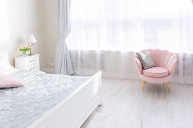 Lüks, zengin, açık renkli, pahalı bir apartman dairesinde minimalist bir tasarımı olan modern yatak odası..