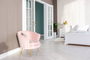 Lüks, zengin, açık renkli, pahalı bir apartman dairesinde minimalist bir tasarımı olan modern yatak odası..