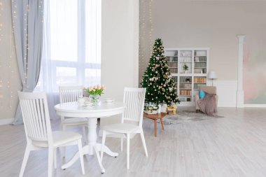 Açık renkli, lüks ve pahalı bir apartman dairesi. Minimum tasarım, yemek alanı ve misafir odası olan modern yatak odası..