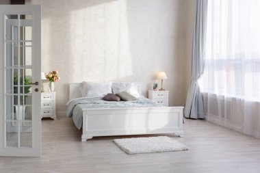 Lüks, zengin, açık renkli, pahalı bir apartman dairesinde minimalist bir tasarımı olan modern yatak odası..