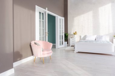 Lüks, zengin, açık renkli, pahalı bir apartman dairesinde minimalist bir tasarımı olan modern yatak odası..