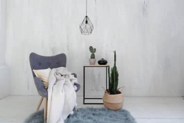 Geniş, şık, modern, beyaz ve açık renkli çatı katı dairesi. Güneş ışığıyla dolu büyük bir oda. tuğla duvar, ahşap zemin, raf, palet yatak ve büyük pencere. Her şey beyaz ve gri renkli..