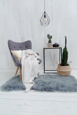 Geniş, şık, modern, beyaz ve açık renkli çatı katı dairesi. Güneş ışığıyla dolu büyük bir oda. tuğla duvar, ahşap zemin, raf, palet yatak ve büyük pencere. Her şey beyaz ve gri renkli..