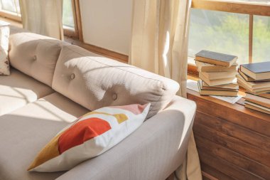 Vintage stüdyo daire içi açık renkli ve eski tarzda. Oturma odası ve yatak odası olan büyük pencereli büyük bir oda. İçerideki doğrudan güneş ışığı.