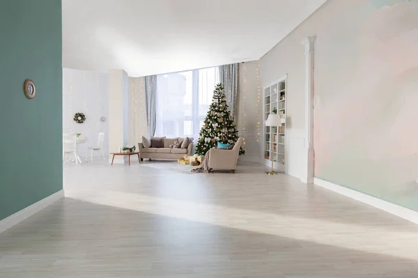 아파트 내부는 색이다 현대적 미니멀리즘적 디자인 합니다 크리스마스 트리로 장식된 — 스톡 사진