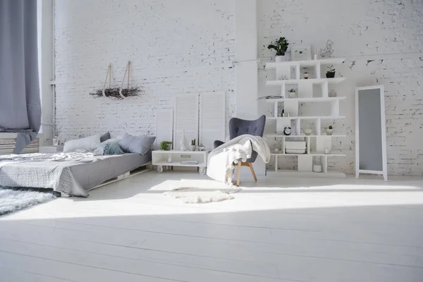현대의 유행하는 아파트는 밝은색으로 단장되어 방입니다 팔레트 그리고 흰색에 색옷을 — 스톡 사진