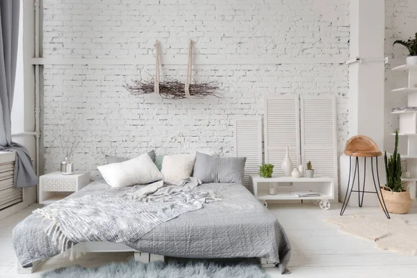 현대의 유행하는 아파트는 밝은색으로 단장되어 방입니다 팔레트 그리고 흰색에 색옷을 — 스톡 사진
