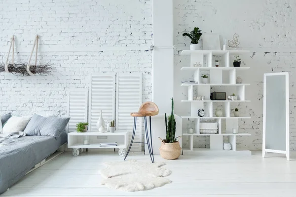 Ruim Modern Trendy Loft Appartement Witte Lichte Kleuren Een Grote — Stockfoto