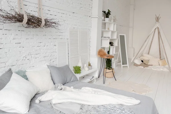 宽敞时尚的现代时尚阁楼公寓 白色和浅色 一个充满阳光的大房间 木地板 托盘床和幼儿房 所有的东西都是白色的 带有灰色的色调 — 图库照片