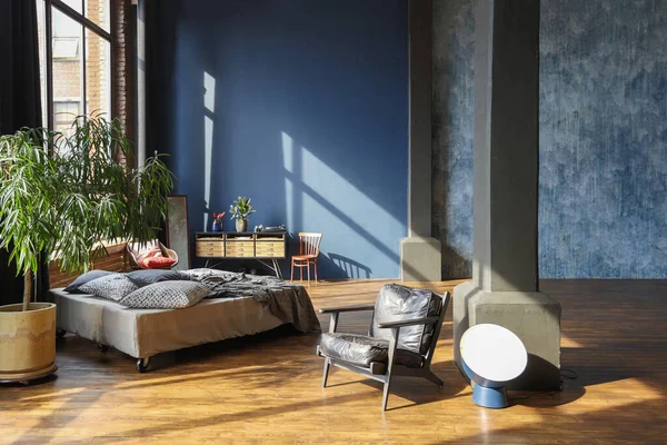 Apartamento de luxo em estilo loft em cores escuras. casa moderna e  elegante