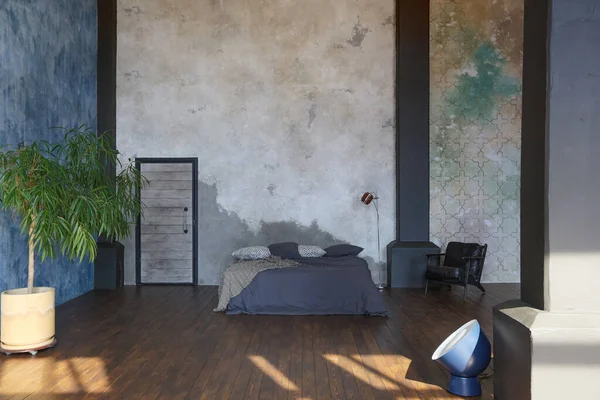 Intérieur Sombre Immense Studio Moderne Style Loft Décloisonné Avec Colonnes — Photo