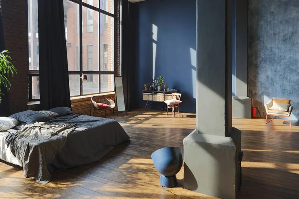Dunkles Interieur Eines Modernen Stilvollen Riesigen Loft Studio Apartments Mit — Stockfoto