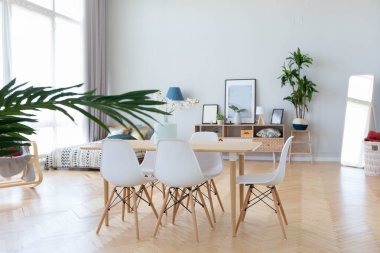 İskandinav tarzında stüdyo dairesinin iç tasarımı. Açık renkli kocaman bir oda. şık pahalı mobilyalar..