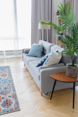 İskandinav tarzında stüdyo dairesinin iç tasarımı. Açık renkli kocaman bir oda. şık pahalı mobilyalar..