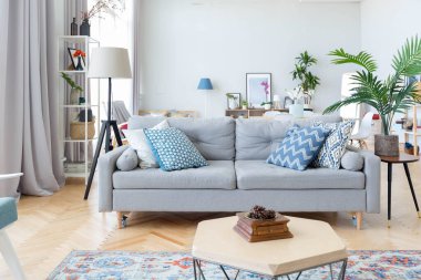 İskandinav tarzında stüdyo dairesinin iç tasarımı. Açık renkli kocaman bir oda. şık pahalı mobilyalar..