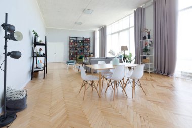 İskandinav tarzında stüdyo dairesinin iç tasarımı. Açık renkli kocaman bir oda. şık pahalı mobilyalar..