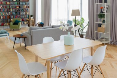 İskandinav tarzında stüdyo dairesinin iç tasarımı. Açık renkli kocaman bir oda. şık pahalı mobilyalar..