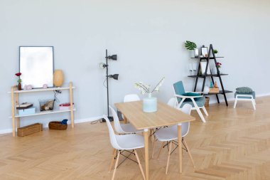 İskandinav tarzında stüdyo dairesinin iç tasarımı. Açık renkli kocaman bir oda. şık pahalı mobilyalar..