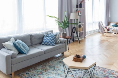 İskandinav tarzında stüdyo dairesinin iç tasarımı. Açık renkli kocaman bir oda. şık pahalı mobilyalar..