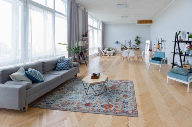 İskandinav tarzında stüdyo dairesinin iç tasarımı. Açık renkli kocaman bir oda. şık pahalı mobilyalar..