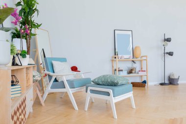 İskandinav tarzında stüdyo dairesinin iç tasarımı. Açık renkli kocaman bir oda. şık pahalı mobilyalar..