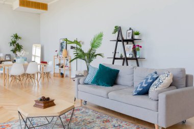 İskandinav tarzında stüdyo dairesinin iç tasarımı. Açık renkli kocaman bir oda. şık pahalı mobilyalar..