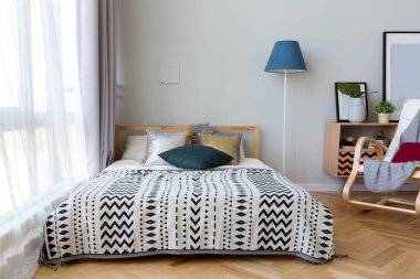 İskandinav tarzında stüdyo dairesinin iç tasarımı. Açık renkli kocaman bir oda. şık pahalı mobilyalar..