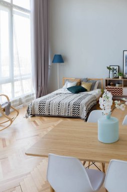 İskandinav tarzında stüdyo dairesinin iç tasarımı. Açık renkli kocaman bir oda. şık pahalı mobilyalar..