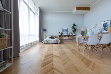 İskandinav tarzında stüdyo dairesinin iç tasarımı. Açık renkli kocaman bir oda. şık pahalı mobilyalar..