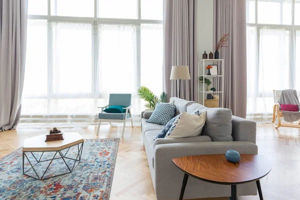 北欧スタイルのスタジオアパートのインテリアデザイン 明るい色の広々とした巨大な部屋 スタイリッシュな高価な高級家具 — ストック写真