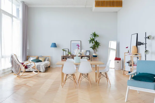 Design Interiores Apartamento Estúdio Estilo Escandinavo Espaçoso Quarto Enorme Cores — Fotografia de Stock