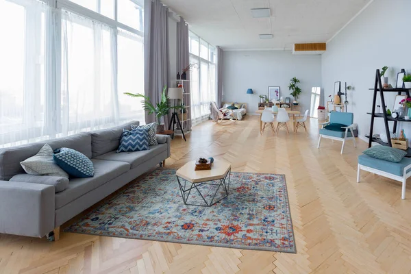 Skandinav Tarzında Stüdyo Dairesinin Tasarımı Açık Renkli Kocaman Bir Oda — Stok fotoğraf