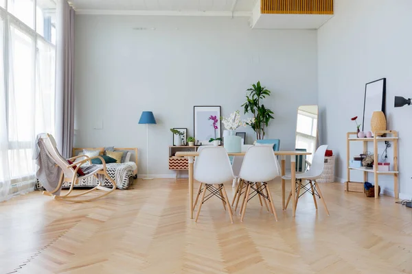 北欧スタイルのスタジオアパートのインテリアデザイン 明るい色の広々とした巨大な部屋 スタイリッシュな高価な高級家具 — ストック写真