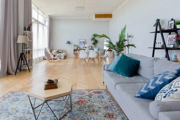 Desain Interior Apartemen Studio Dalam Gaya Skandinavia Ruangan Yang Luas — Stok Foto