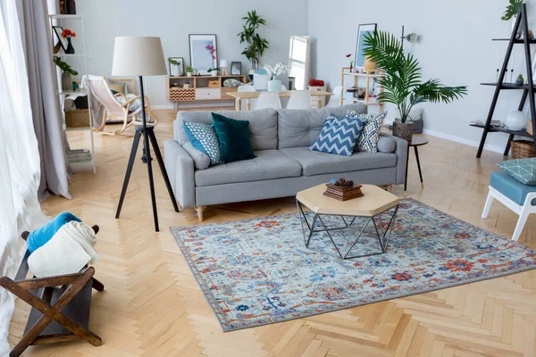 스칸디나비아 스타일의 스튜디오 아파트의 디자인 색깔의 가구들 — 스톡 사진