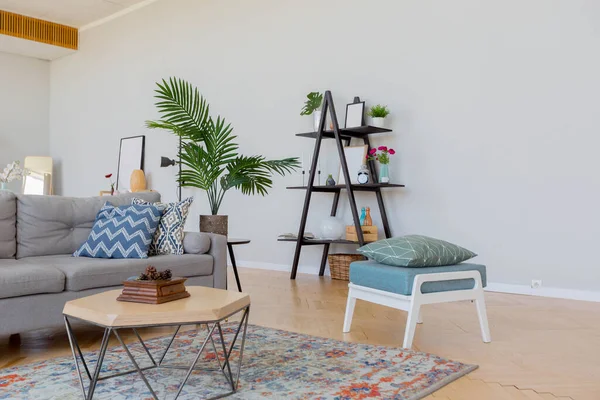 斯堪的纳维亚风格的工作室公寓室内设计 一间明亮色彩的宽敞而宽敞的房间 时尚昂贵的豪华家具 — 图库照片